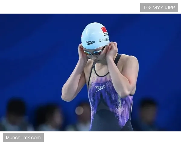 李冰洁泳池里冷得像雕像，出机场照却像随手刷卡的富家闺女